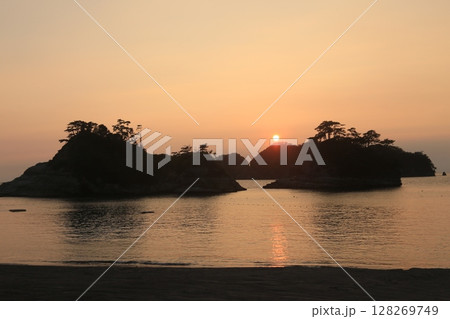 堂ヶ島の向こうに綺麗な夕陽 堂ヶ島の向こうに綺麗な夕陽 128269749