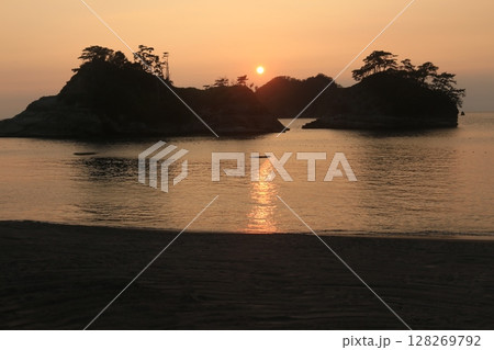 堂ヶ島の向こうに綺麗な夕陽 堂ヶ島の向こうに綺麗な夕陽 128269792