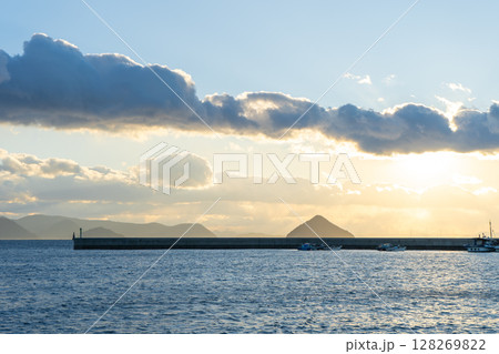 香川県直島町　直島宮浦港からの景色 128269822