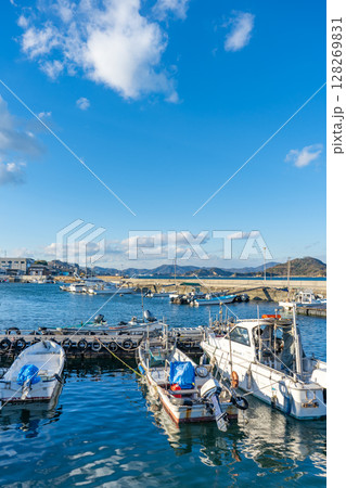 香川県直島町　直島本村港（直島港ターミナル）の風景 128269831