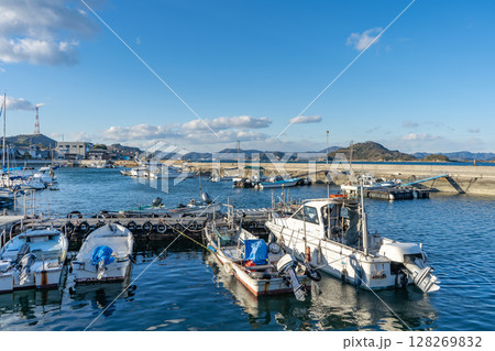 香川県直島町　直島本村港（直島港ターミナル）の風景 128269832