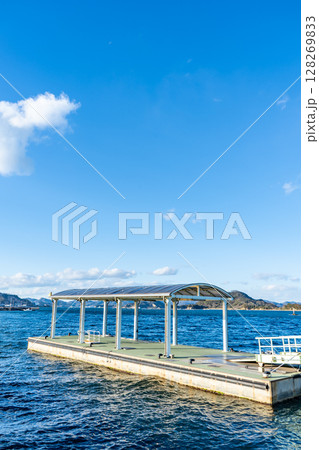 香川県直島町　直島本村港（直島港ターミナル）の風景 128269833