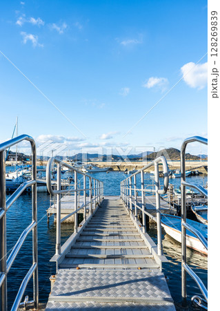 香川県直島町 直島本村港(直島港ターミナル)の風景 香川県直島町 直島本村港(直島港ターミナル)の風景 128269839