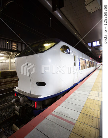 the train of 271 series, run by JR West, arrived to train platform 128269869