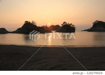 堂ヶ島の向こうに綺麗な夕陽 堂ヶ島の向こうに綺麗な夕陽 128270028