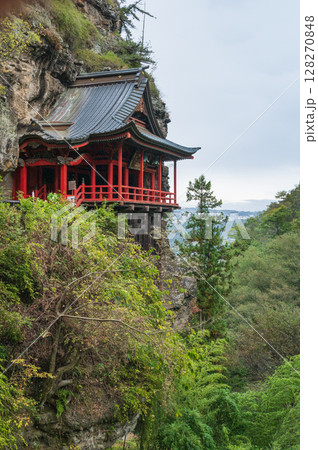 布引観音釈尊寺。「牛に引かれて善光寺参り」伝説発祥の地。長野県小諸市大久保。 布引観音釈尊寺。「牛に引かれて善光寺参り」伝説発祥の地。長野県小諸市大久保。 128270848
