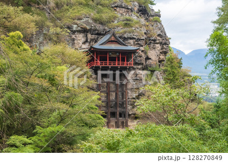 布引観音釈尊寺。「牛に引かれて善光寺参り」伝説発祥の地。長野県小諸市大久保。 128270849