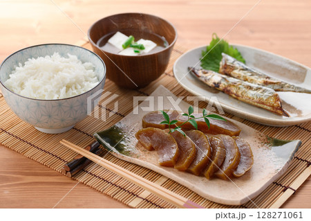 奈良漬けと焼き秋刀魚の和朝食セット ご飯と味噌汁付き 奈良漬けと焼き秋刀魚の和朝食セット ご飯と味噌汁付き 128271061