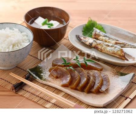 奈良漬けと焼き秋刀魚の和朝食セット ご飯と味噌汁付き 128271062