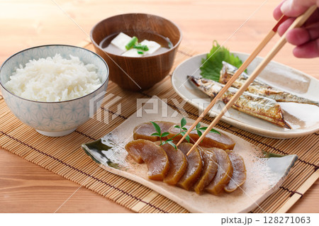 奈良漬けと焼き秋刀魚の和朝食セット ご飯と味噌汁付き 128271063