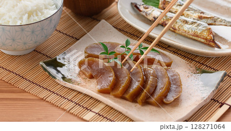 奈良漬けと焼き秋刀魚の和朝食セット ご飯と味噌汁付き 128271064