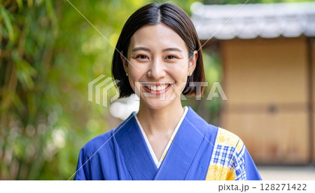 青い着物を着た女性 128271422