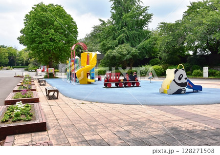 横浜市神奈川区　三ツ沢公園第一レストハウス（管理センター）前のこどもの遊び場 128271508