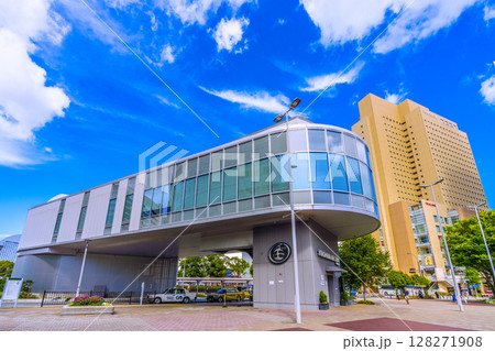日本の横浜都市景観夏空が広がる…桜木町駅前。ヨコハマエアキャビンの桜木町駅やビル群などを望む=10日 日本の横浜都市景観夏空が広がる…桜木町駅前。ヨコハマエアキャビンの桜木町駅やビル群などを望む=10日 128271908