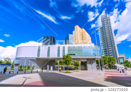 日本の横浜都市景観夏空が広がる…桜木町駅前。ヨコハマエアキャビンの桜木町駅やビル群などを望む＝10日 128271910