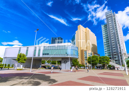 日本の横浜都市景観夏空が広がる…桜木町駅前。ヨコハマエアキャビンの桜木町駅やビル群などを望む＝10日 128271911