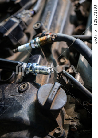 Spark plugs for gasoline engines are new and efficient, resulting in complete combustion in the engine, no soot and dirt Changing spark plugs can maintain and extend the life of the engine 128272193