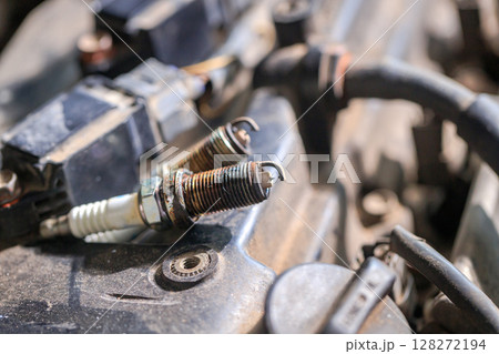 Spark plugs for gasoline engines that are old and have expired will cause incomplete combustion in the engine, in soot and dirt. Changing spark plugs can maintain and extend the life of the engine Spark plugs for gasoline engines that are old and have expired will cause incomplete combustion in the engine, in soot and dirt. Changing spark plugs can maintain and extend the life of the engine 128272194