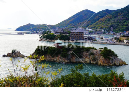 広島県 仙酔島 展望台から見る鞆の浦と弁天島 広島県 仙酔島 展望台から見る鞆の浦と弁天島 128272244