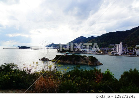 広島県 仙酔島 展望台から見る鞆の浦と弁天島 広島県 仙酔島 展望台から見る鞆の浦と弁天島 128272245