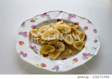 バナナチップス 128272340