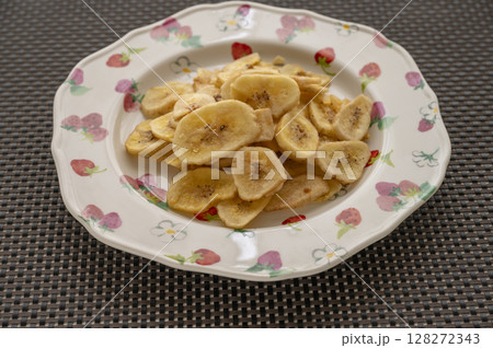バナナチップス 128272343