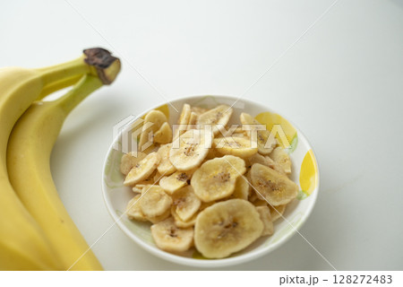 バナナチップスとバナナ 128272483