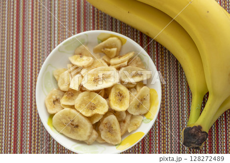バナナチップスとバナナ 128272489