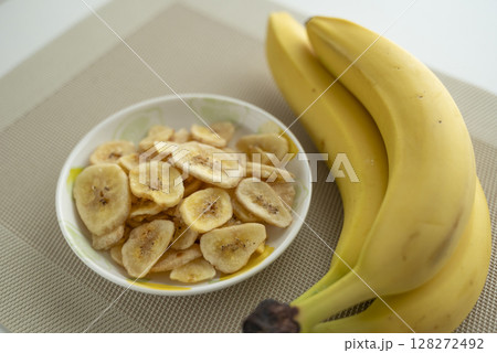 バナナチップスとバナナ 128272492