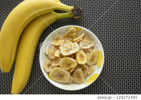 バナナチップスとバナナ 128272495