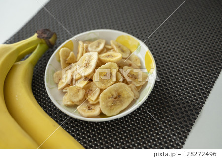 バナナチップスとバナナ 128272496