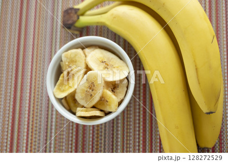 バナナチップスとバナナ バナナチップスとバナナ 128272529