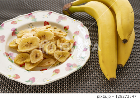 バナナチップスとバナナ バナナチップスとバナナ 128272547