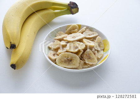 バナナチップスとバナナ バナナチップスとバナナ 128272581