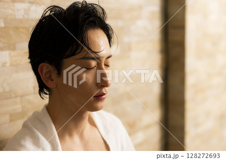 サウナの男性 128272693
