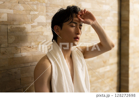 サウナの男性 128272698