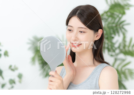 女性　スキンケア　手鏡	 128272998