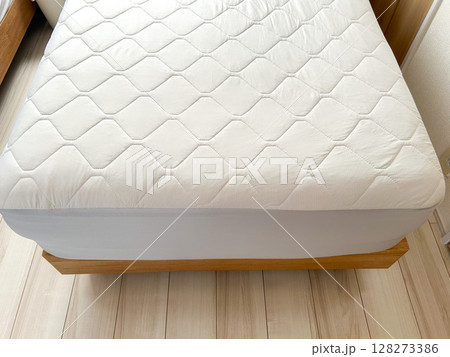 キルティング加工のボックスシーツ一体型敷きパッド　冷感敷きシート 128273386