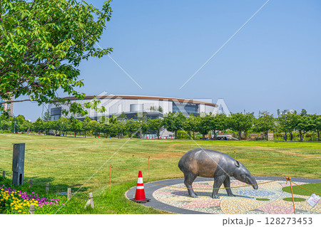 公園のバクの像と新しいランドマーク「TOYOTA ARENA TOKYO」（東京・青海） 128273453