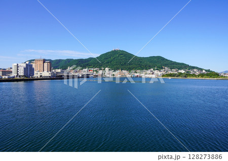 ふれあいイカ広場のあたりから見る函館山 ふれあいイカ広場のあたりから見る函館山 128273886