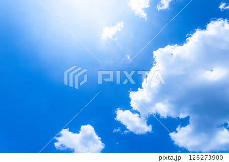夏の雲と青空と日差しを感じる風景 128273900