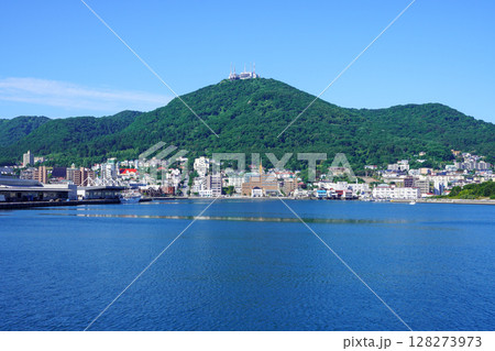 ふれあいイカ広場のあたりから見る函館山 128273973