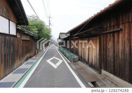 高知県安芸市、昔の面影を残す土居廓中の街並み風景 128274288