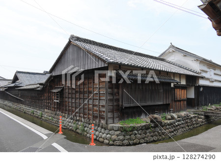高知県安芸市、土居廓中の街道沿いの登録文化財住宅 128274290