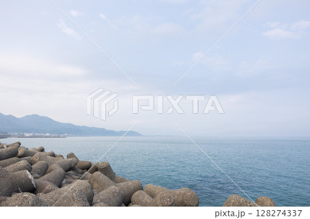 静岡県の東名高速、由比パーキングから見た駿河湾の景色 静岡県の東名高速、由比パーキングから見た駿河湾の景色 128274337