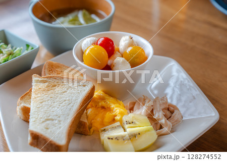 トーストとモッツァレラの洋風ヘルシー朝食プレート トーストとモッツァレラの洋風ヘルシー朝食プレート 128274552