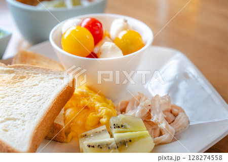 トーストとモッツァレラの洋風ヘルシー朝食プレート トーストとモッツァレラの洋風ヘルシー朝食プレート 128274558