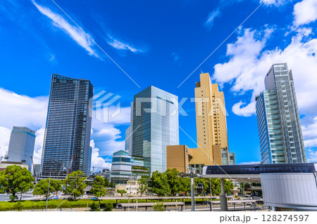 日本の横浜都市景観7月・夏空…桜木町駅前。ヨコハマエアキャビンの桜木町駅やビル群などを望む=10日 日本の横浜都市景観7月・夏空…桜木町駅前。ヨコハマエアキャビンの桜木町駅やビル群などを望む=10日 128274597
