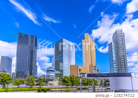 日本の横浜都市景観7月・夏空…桜木町駅前。ヨコハマエアキャビンの桜木町駅やビル群などを望む＝10日 128274722