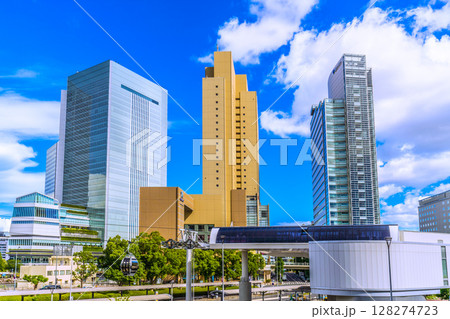 日本の横浜都市景観7月・夏空…桜木町駅前。ヨコハマエアキャビンの桜木町駅やビル群などを望む＝10日 128274723